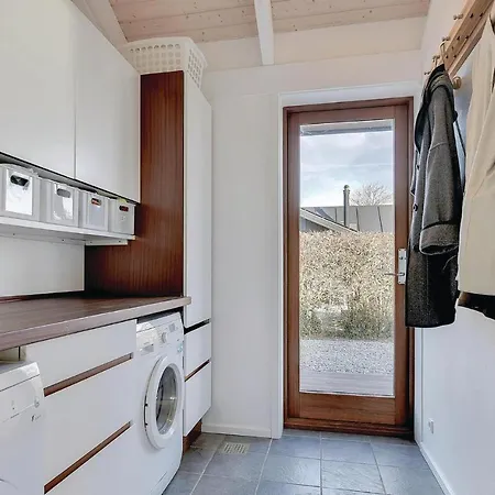 Three-bedroom Bjert With Sea View 08 Feriehus *