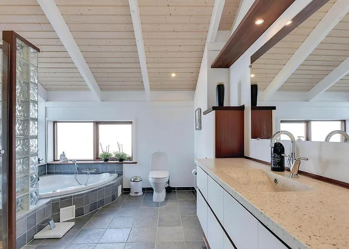 Three-bedroom Bjert With Sea View 08