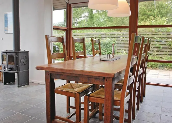 Three-bedroom Bjert With Sea View 08 *